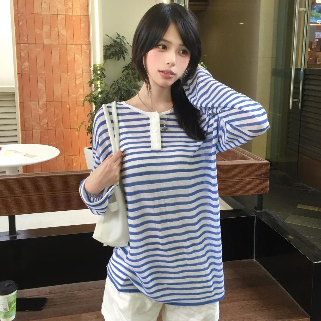 Women Fashion Korean - Kimotimo レディース ブルーと白のストライプ柄、ゆったりとした長袖Tシャツ。カジュアルで着回しやすく、洗練された印象。普段使いに最適なアウターとしても使える、韓国風のインススタイルトップス。