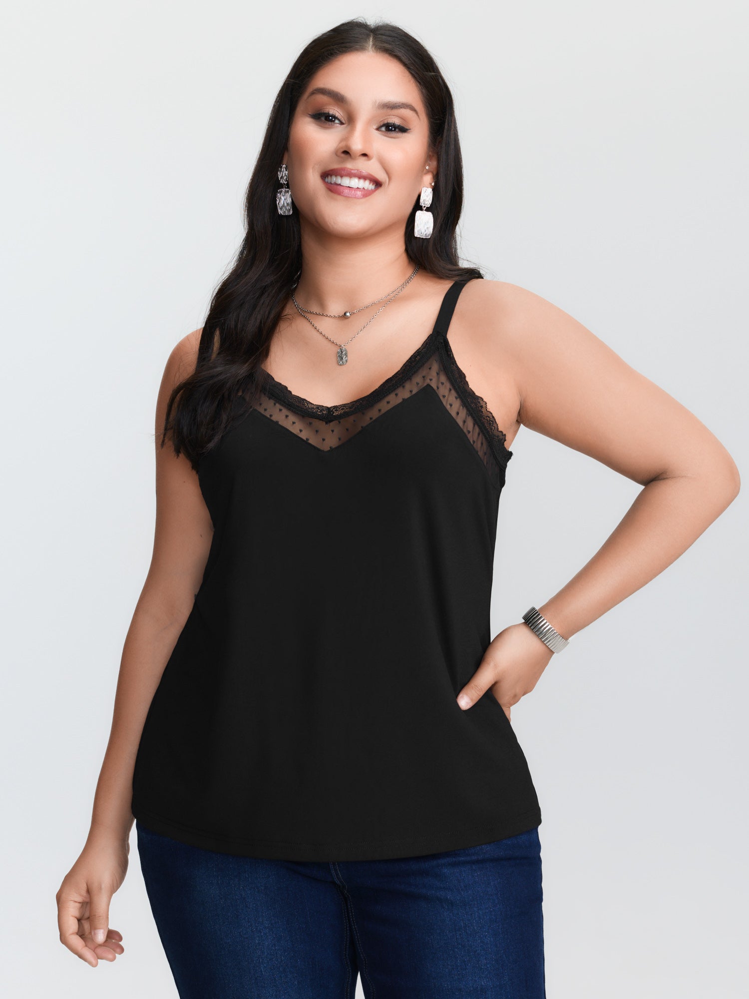 V Neck Cami Top - プラスサイズ対応の黒いニットキャミソール。コントラストカラーのメッシュ素材を使用したVネックデザインで、細いスパゲッティストラップが付いています。通常丈。