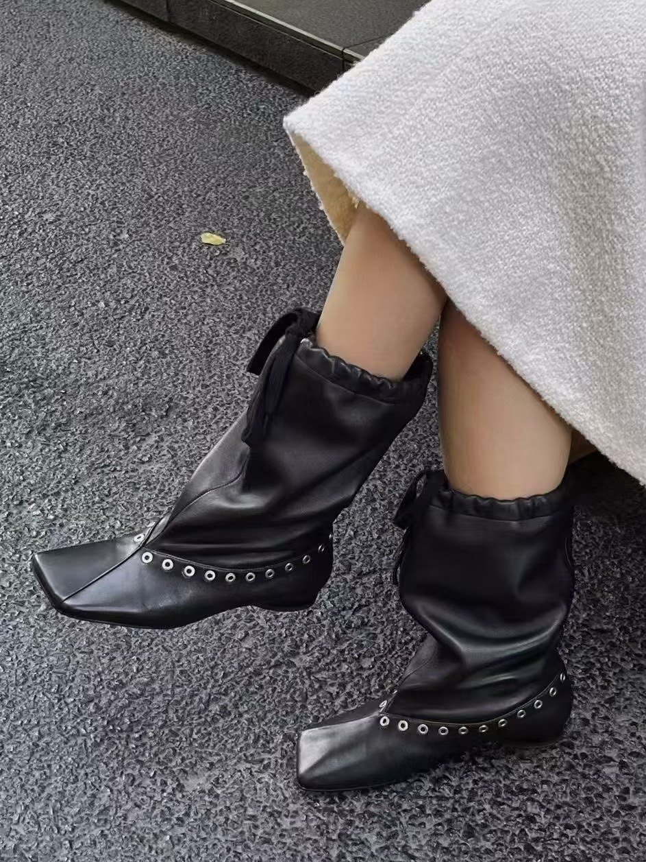 レディースレザースラウチーアンクルブーツ、スタッズ付き、フラ - Women'S Fashion Edgy のレビューと価格