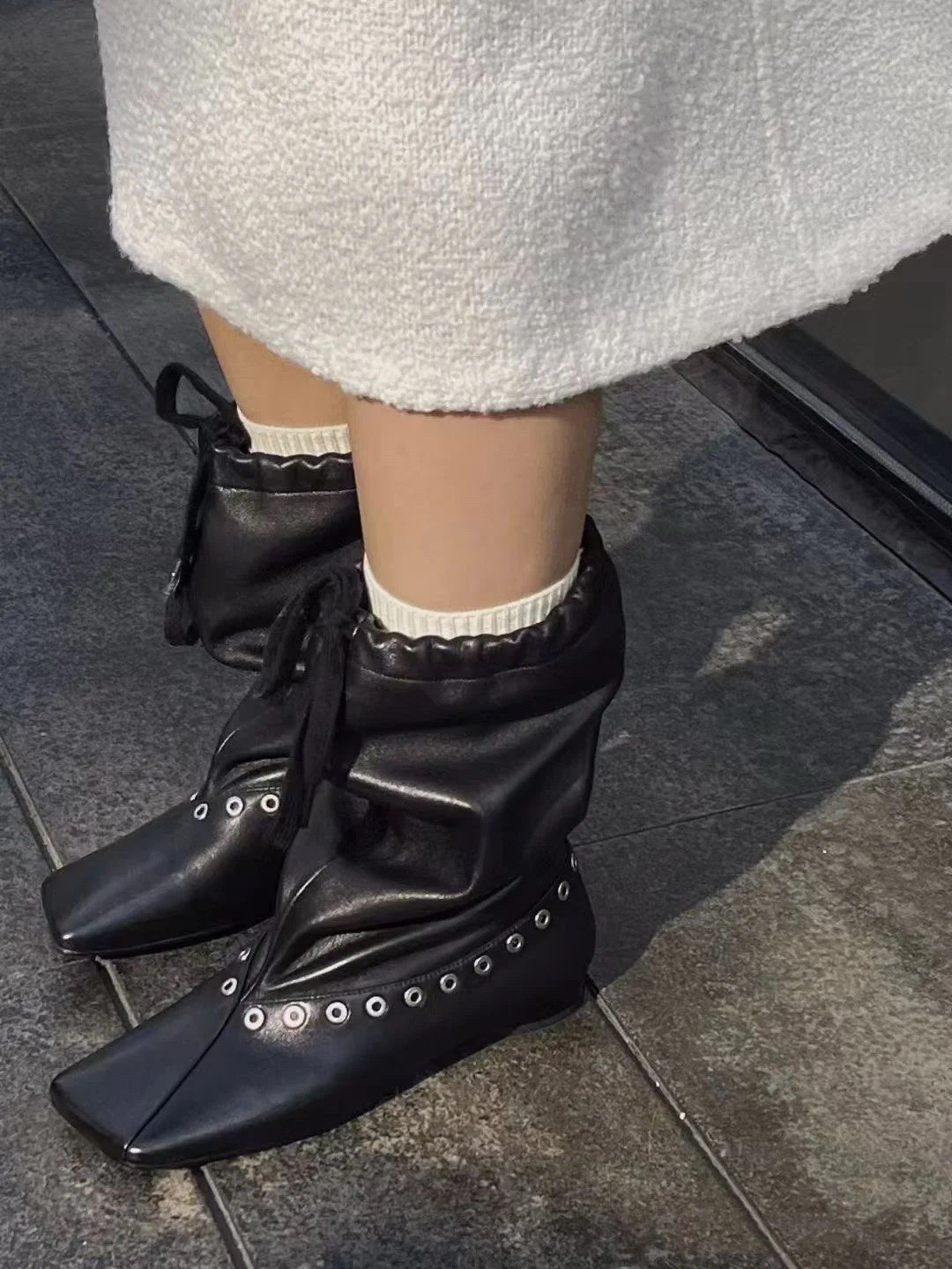 レディースレザースラウチーアンクルブーツ、スタッズ付き、フラ - Women'S Fashion Edgy のレビューと価格