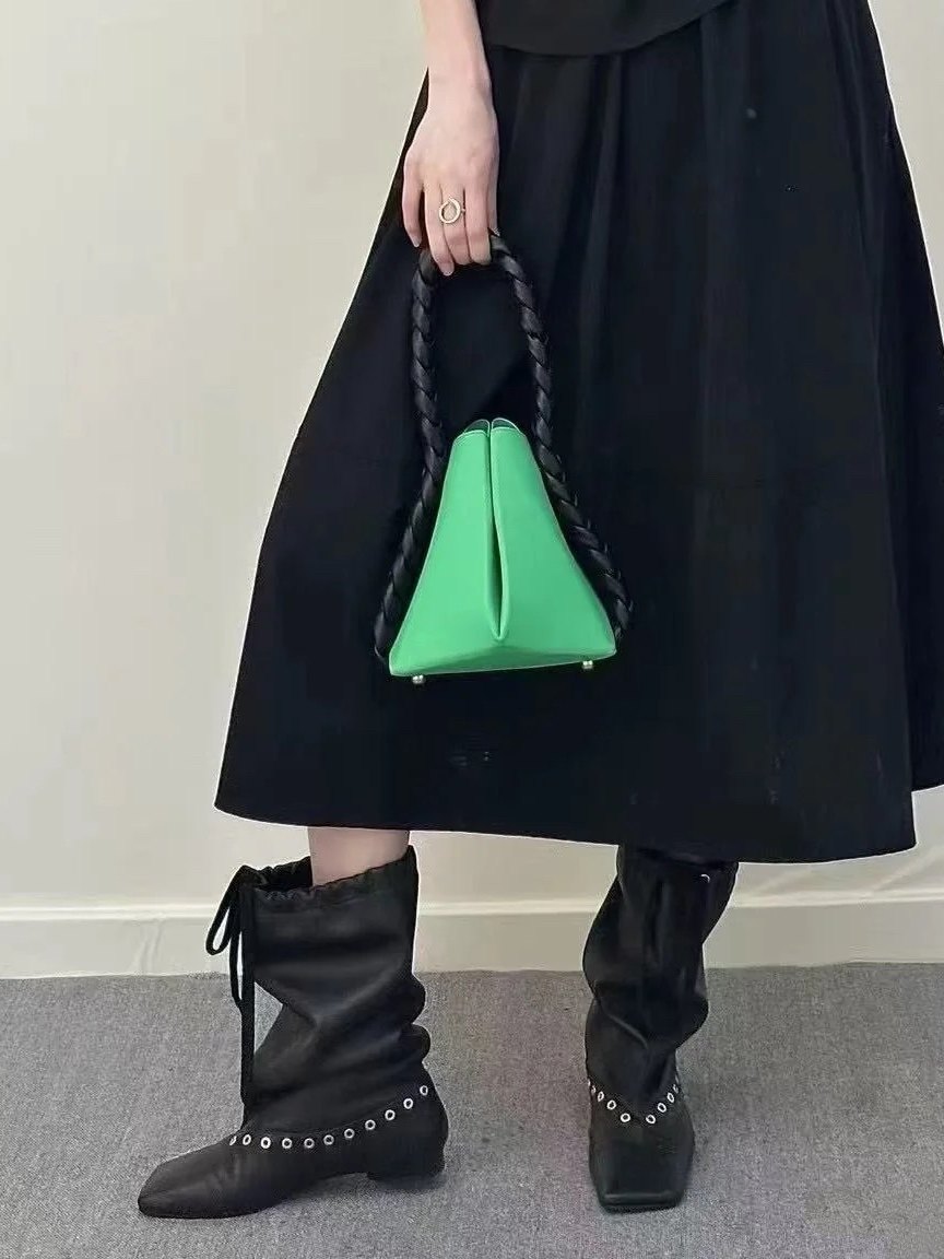 レディースレザースラウチーアンクルブーツ、スタッズ付き、フラ - Women'S Fashion Edgy のレビューと価格
