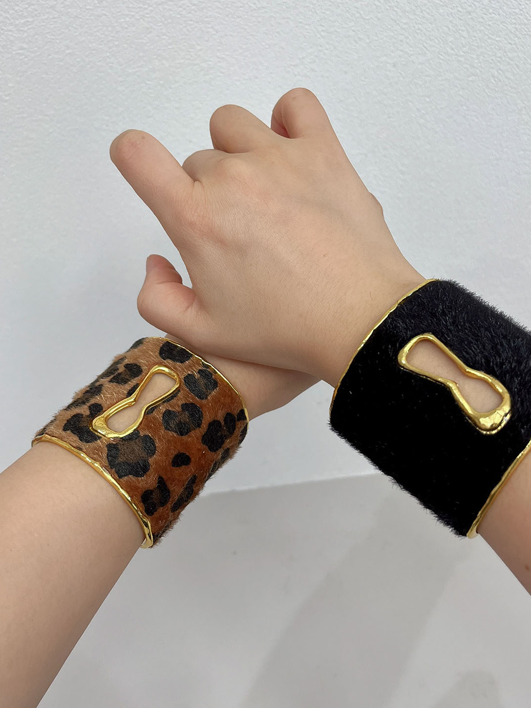エレガントなベルベットプラッシュオープンハンドブレスレット、 - Women Fashion Open Now のレビューと価格