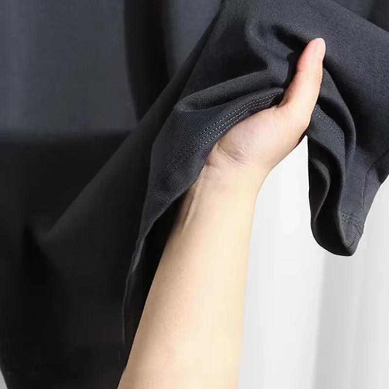 動物好きの方向けのOネックレディースTシャツ。愛らしいパンダ - Women Fashion Pose のレビューと価格