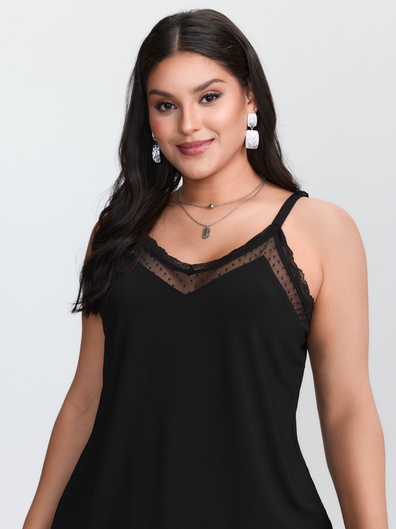 プラスサイズ対応の黒いニットキャミソール。コントラストカラー - V Neck Cami Top のレビューと価格